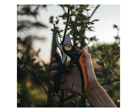  Секатор плоскостной Fiskars PowerLever P721 черный/оранжевый (1057170) 